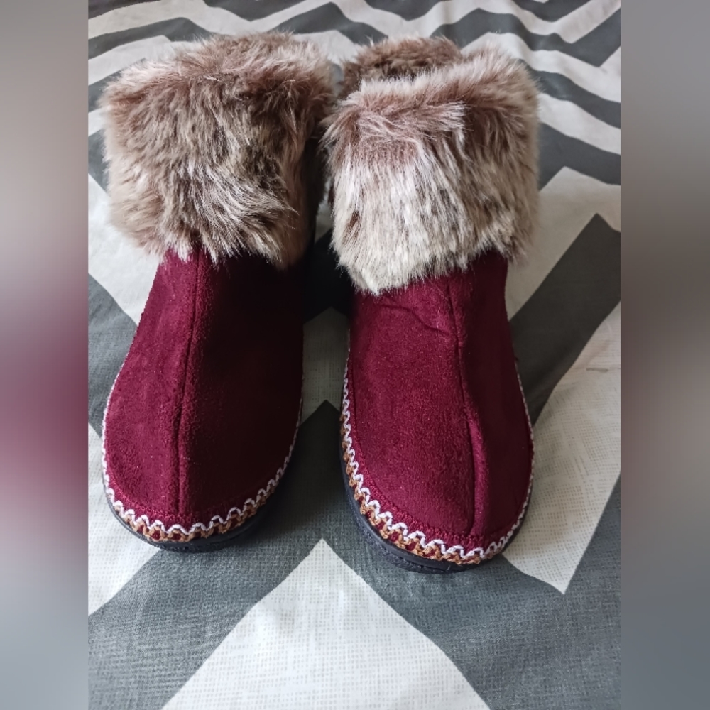Women's Isotoner Deep Burgundy Woodland Fur Slippers, NWOT.